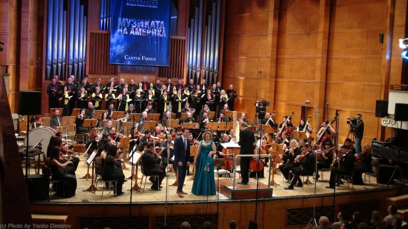 снимка на хора и оркестъра на Класик ФМ радио