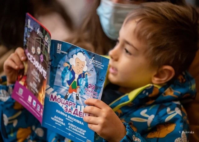 Дете чете книжка